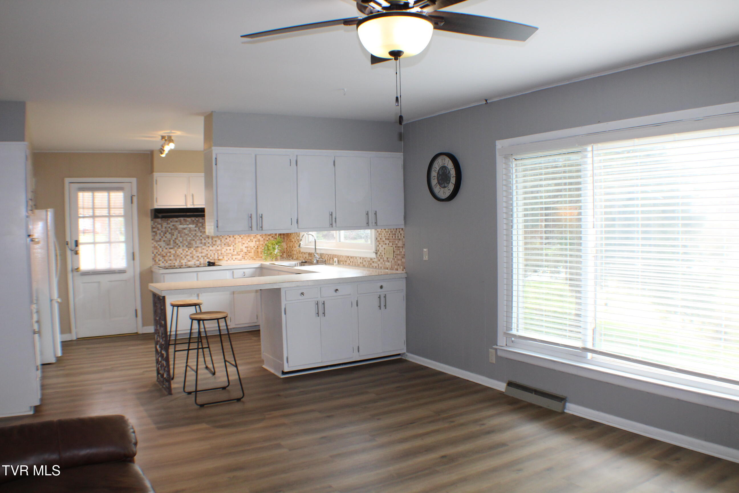 2001 Lynnwood Road, Unit 3 Kingsport, TN 37660 - Photo 14 of 48 Den/kitchen combo