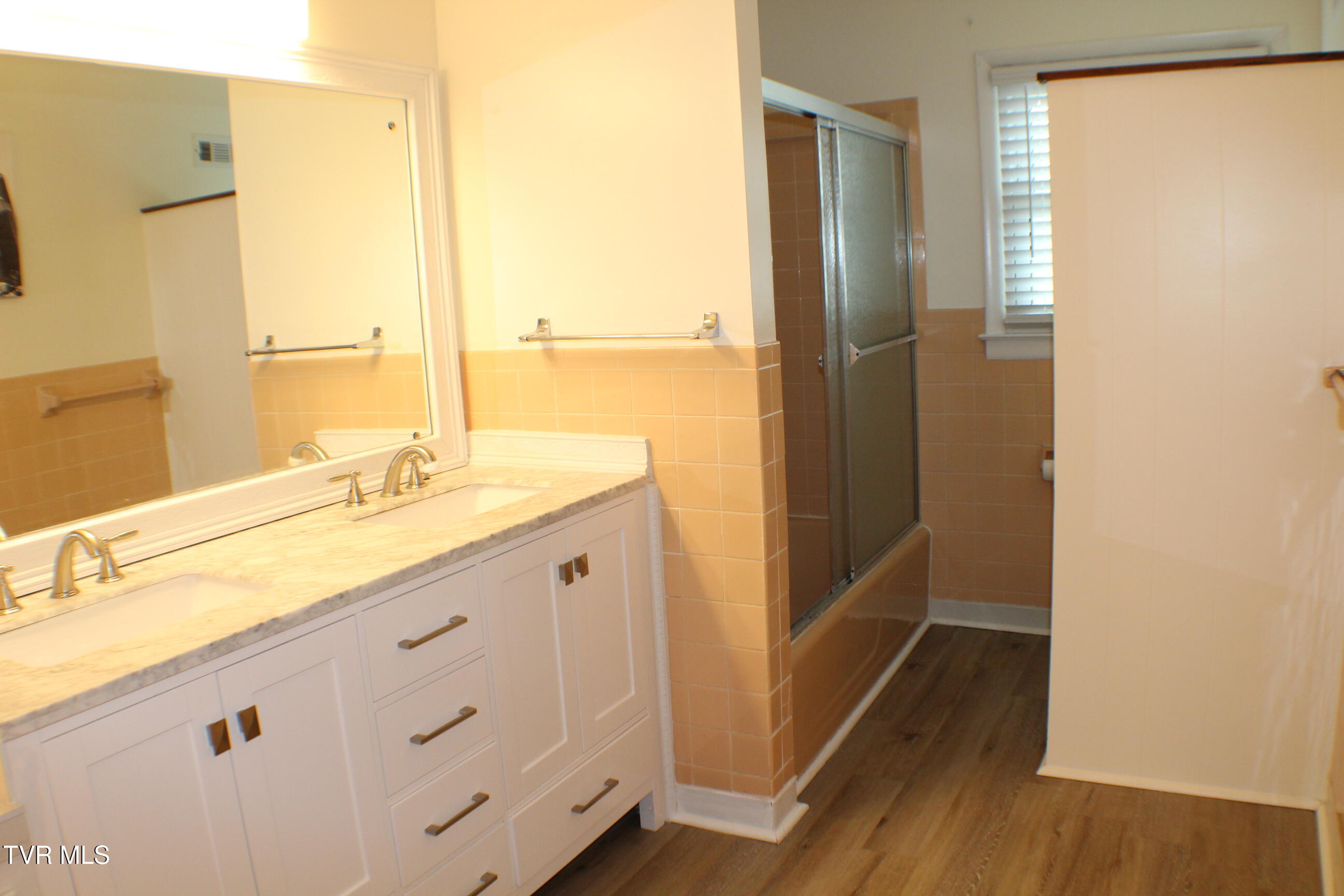 2001 Lynnwood Road, Unit 3 Kingsport, TN 37660 - Photo 19 of 48 Hall bath