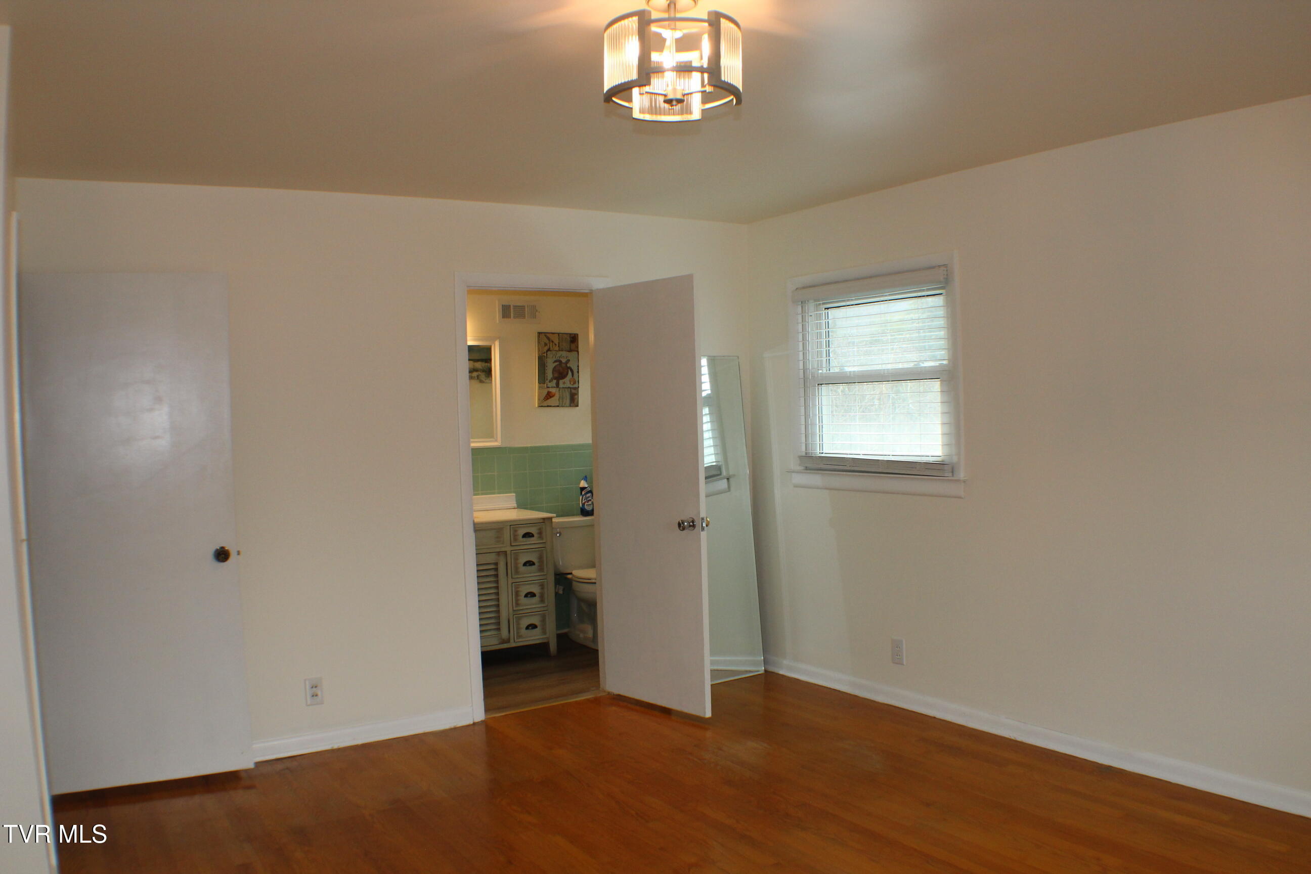 2001 Lynnwood Road, Unit 3 Kingsport, TN 37660 - Photo 27 of 48 Primary bedroom