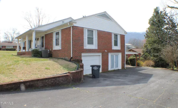 $2,200 | 2001 Lynnwood Road, Unit 3, Kingsport, TN 37660