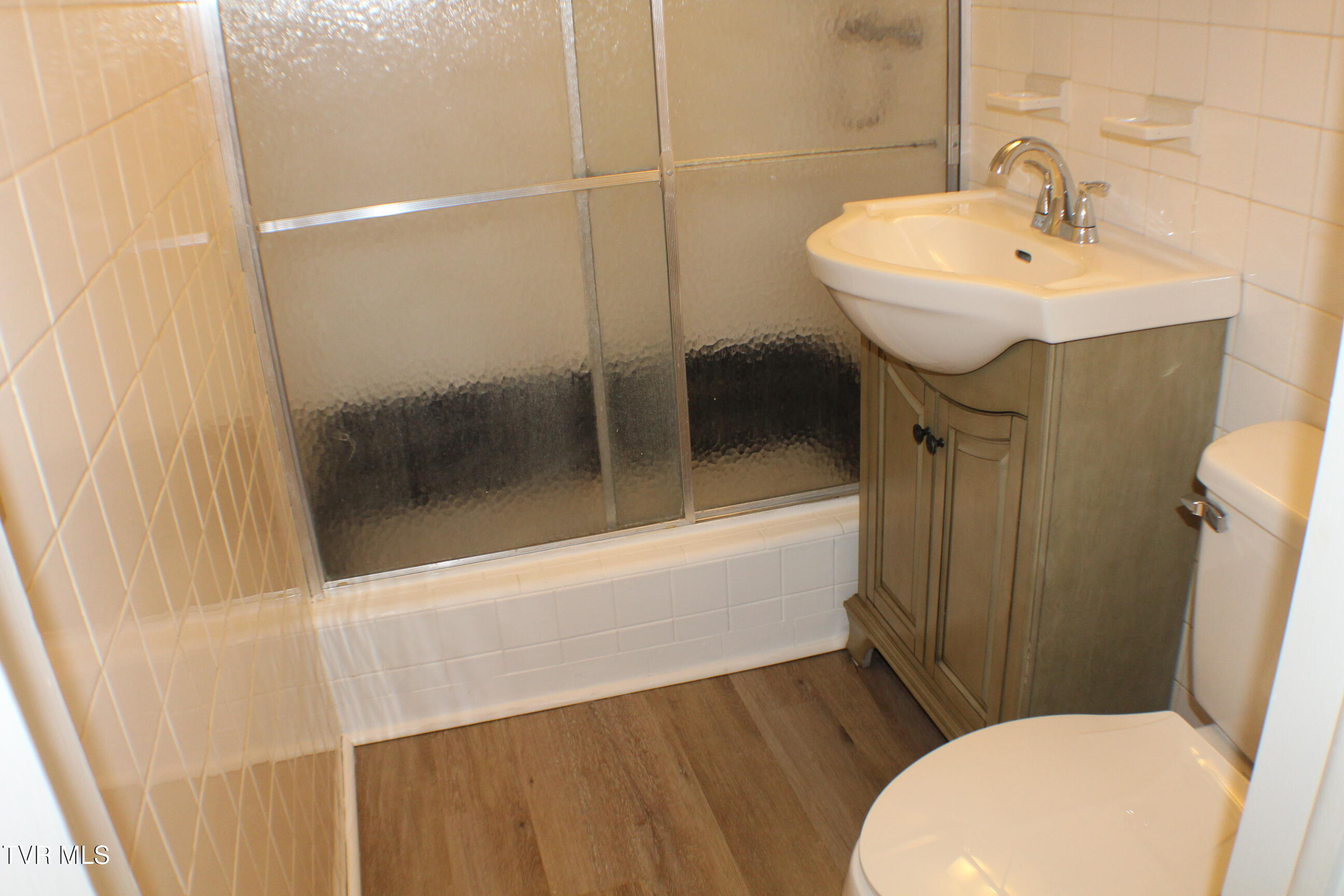 2001 Lynnwood Road, Unit 3 Kingsport, TN 37660 - Photo 33 of 48 Downstairs full bath