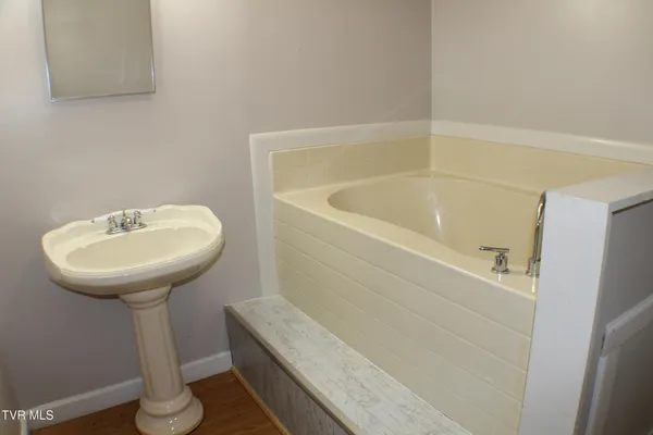 $2,200 | 2001 Lynnwood Road, Unit 3, Kingsport, TN 37660