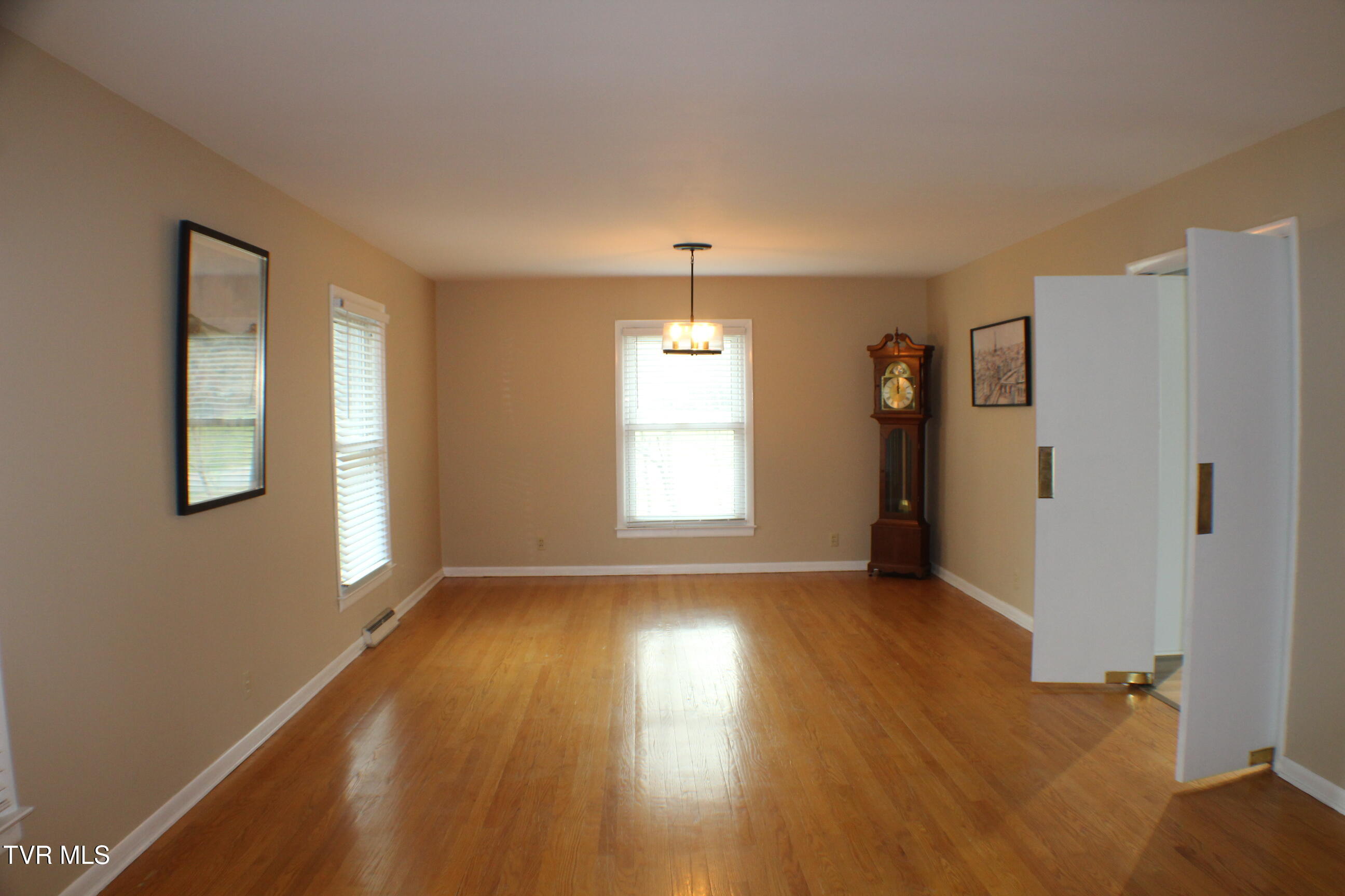 2001 Lynnwood Road, Unit 3 Kingsport, TN 37660 - Photo 10 of 48 Living/dining area