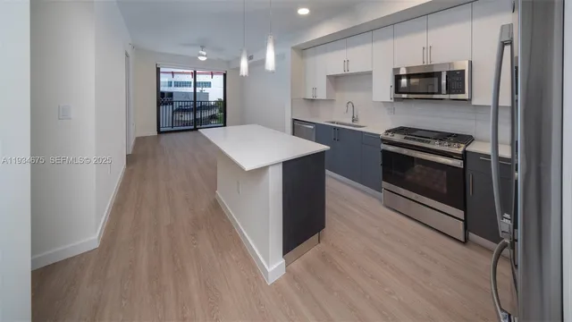 $4,675 | 19401 West Dixie Highway, Unit 806, Miami, FL 33180