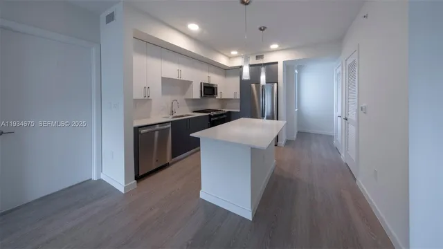 $4,675 | 19401 West Dixie Highway, Unit 806, Miami, FL 33180