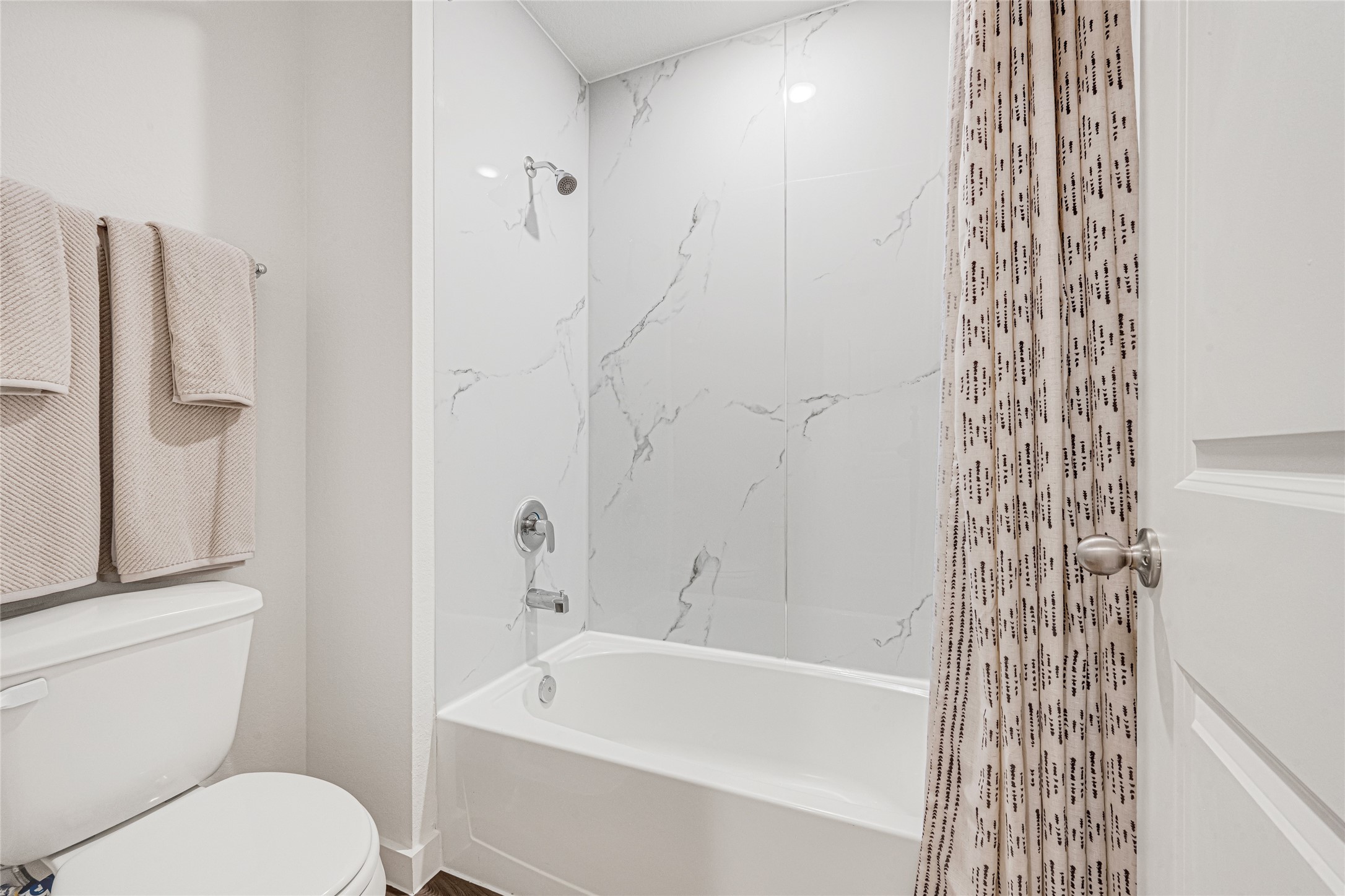 6204 Brookhaven Street Rosenberg, TX 77469 - Photo 26 of 33 a bathroom with a toilet a sink and bathtub