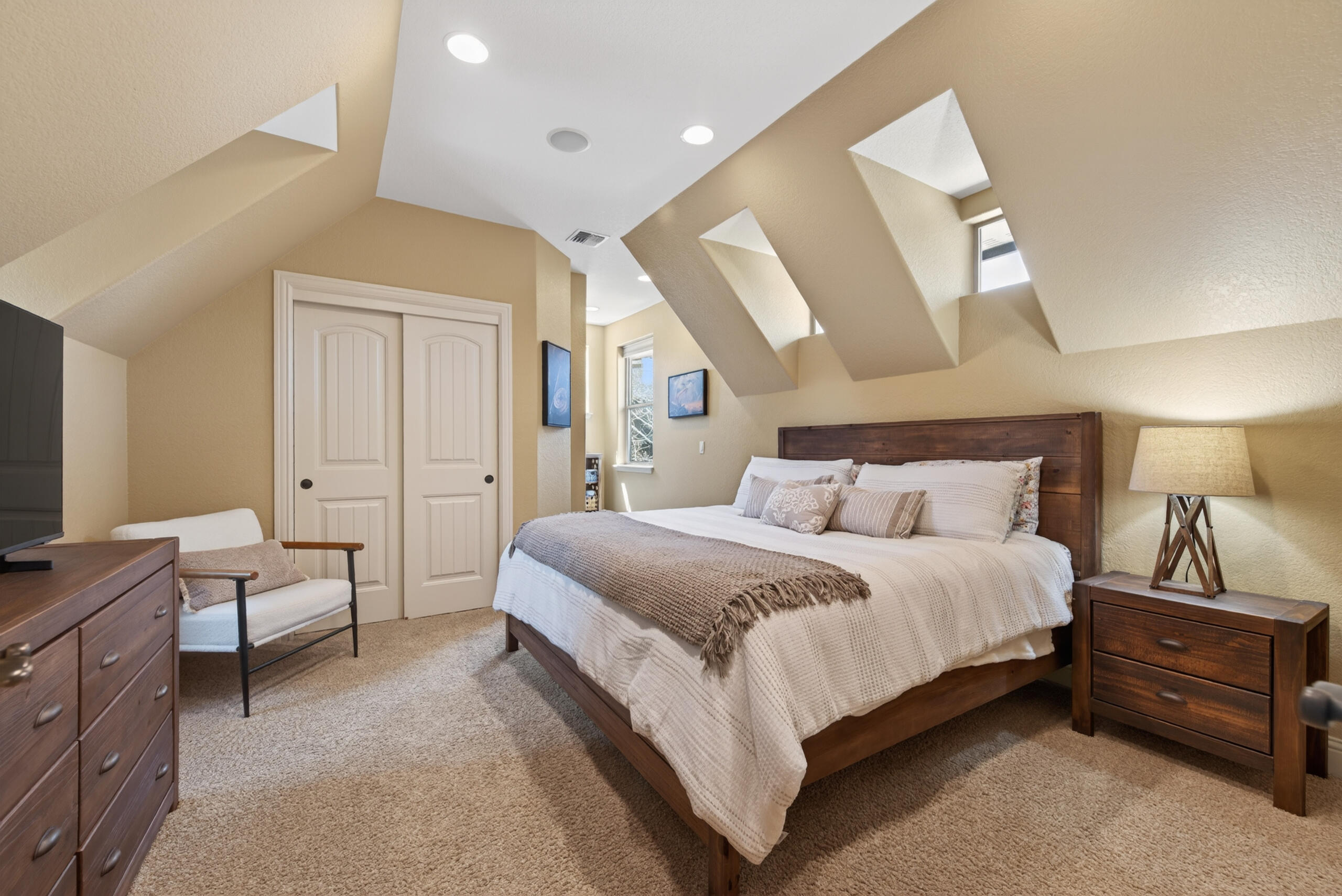 9009 Merlin Drive Redmond, OR 97756 - Photo 63 of 98 a bedroom with bed and window