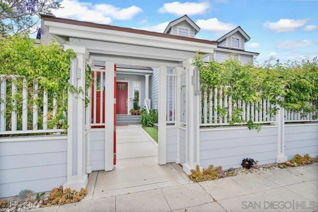 a view of house with a outdoor space