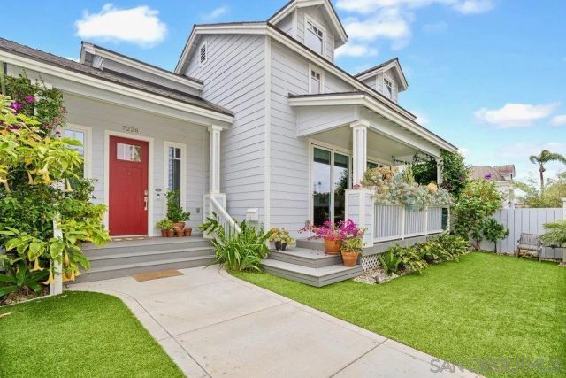 a front view of house with yard