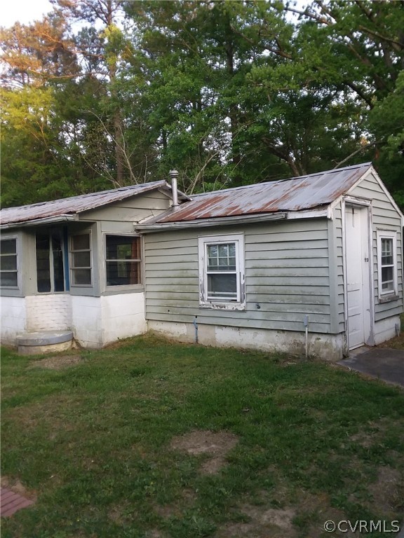 7001 Strath Road Richmond, VA 23231 - Photo 3 of 17 a front view of a house with a garden