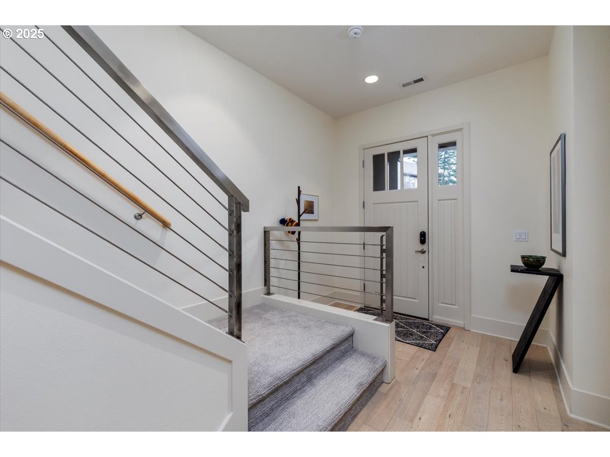 10077 Southwest Morrison Street Portland, OR 97225 - Photo 5 of 42 Entrance/Foyer