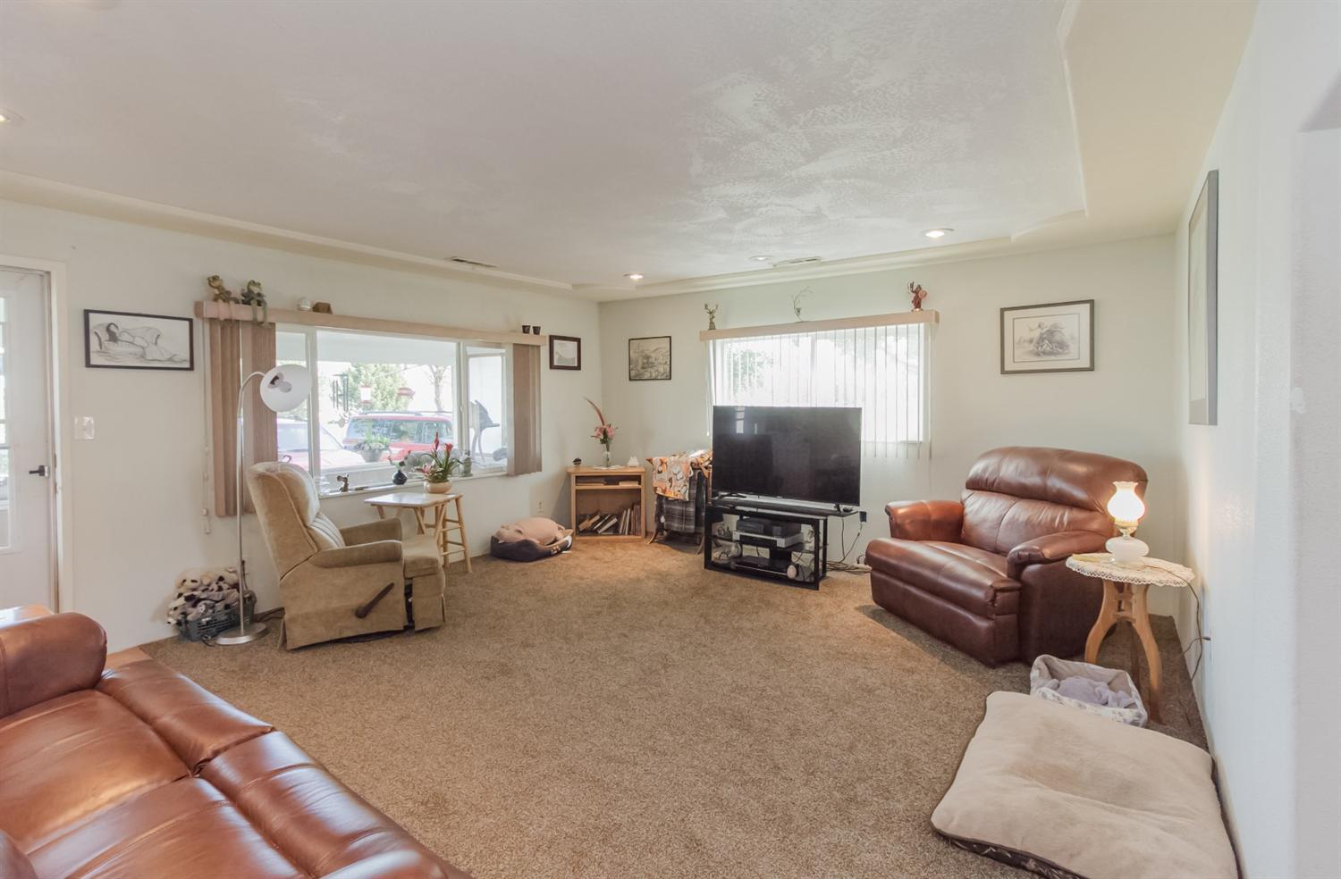 4074 Antelope Road White City, OR 97503 - Photo 25 of 35 a living room with furniture and a flat screen tv