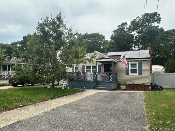 $449,000 | 30 Robinwood Street, Mastic, NY 11950