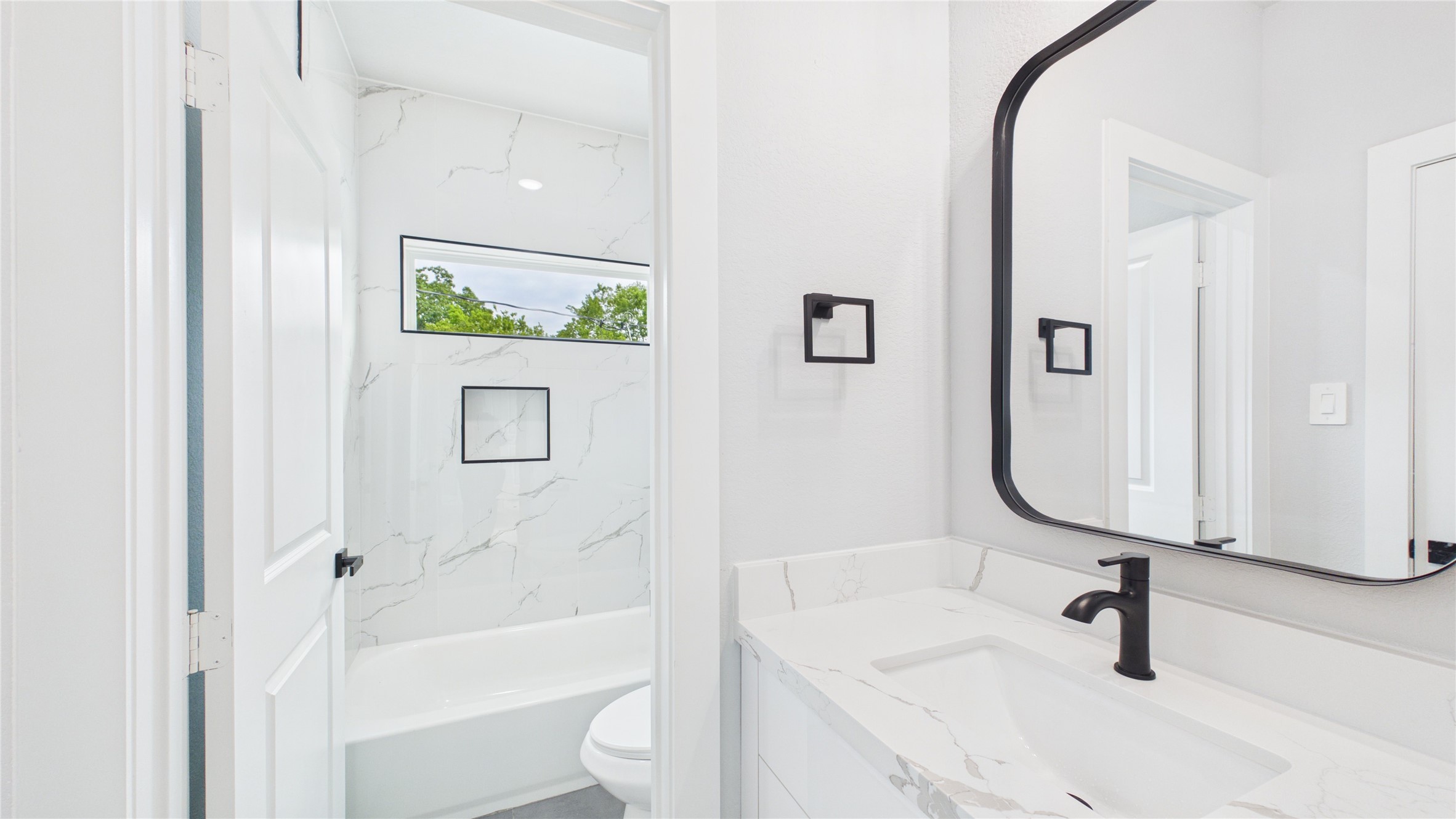 3748 Corder Street Houston, TX 77021 - Photo 21 of 31 Secondary bath