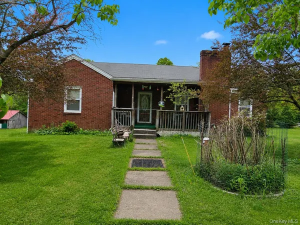 a view of a yard in front of house