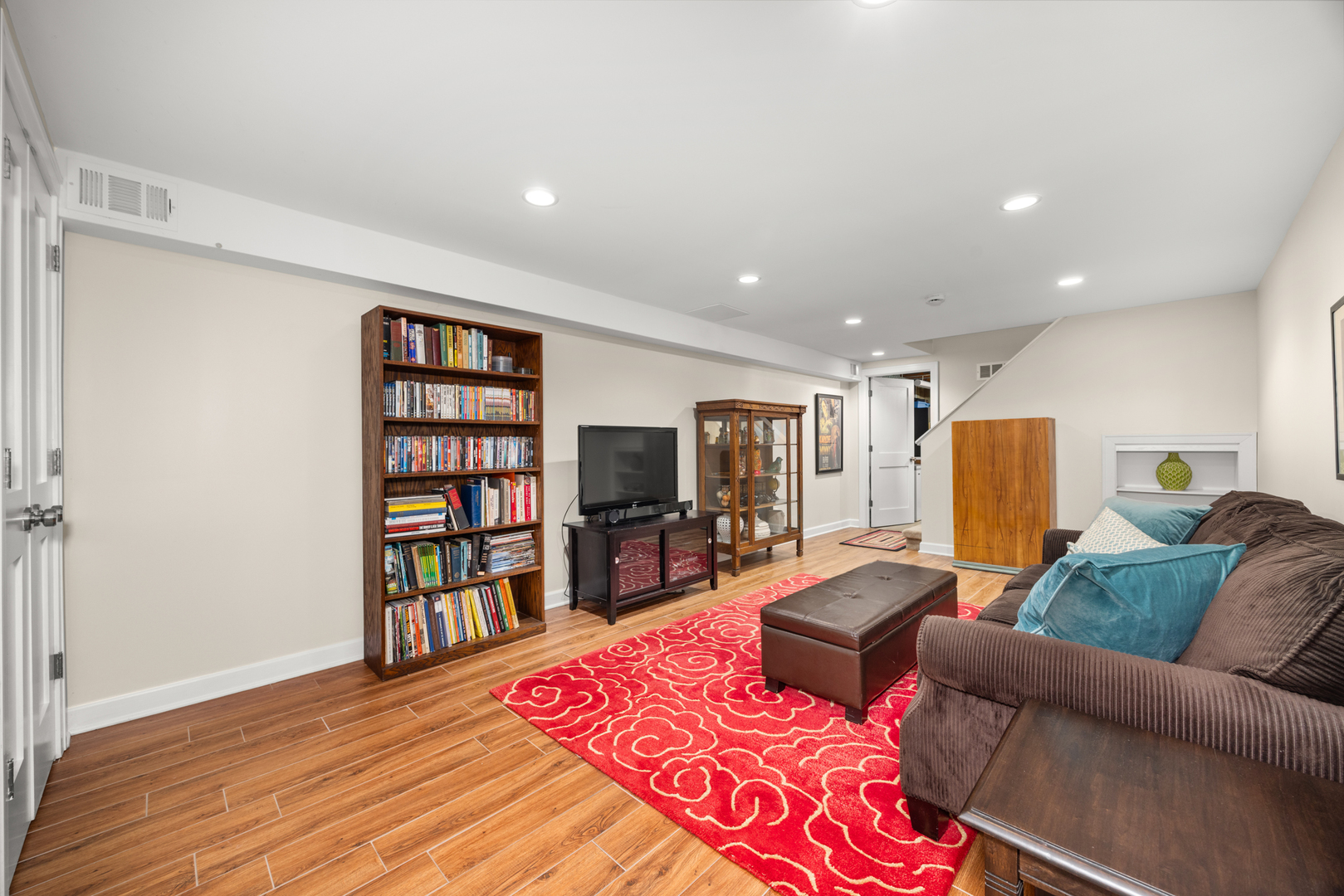 715 Smoke Tree Road Deerfield, IL 60015 - Photo 29 of 41 a living room with furniture and a flat screen tv
