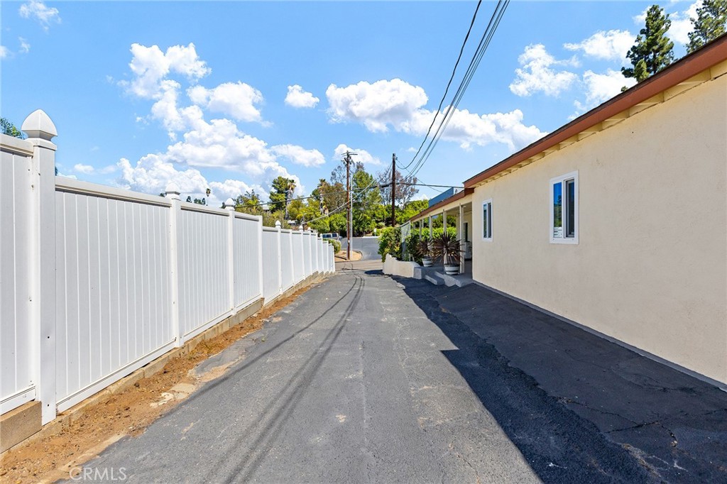 131 South Brandon Road Fallbrook, CA 92028 - Photo 34 of 39 Driveway
