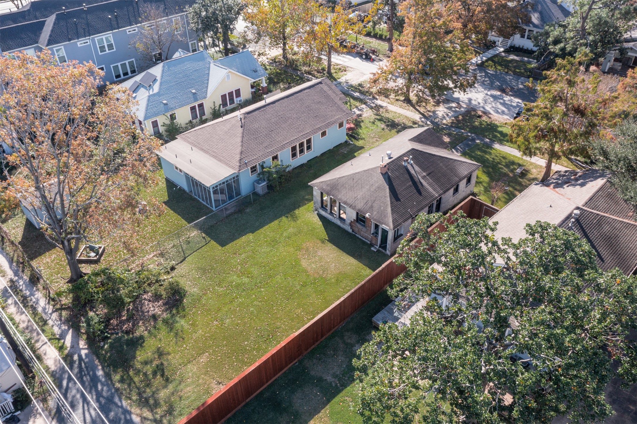 1118 Tulane Street Houston, TX 77008 - Photo 6 of 14 a view of a house with roof yard and sitting area