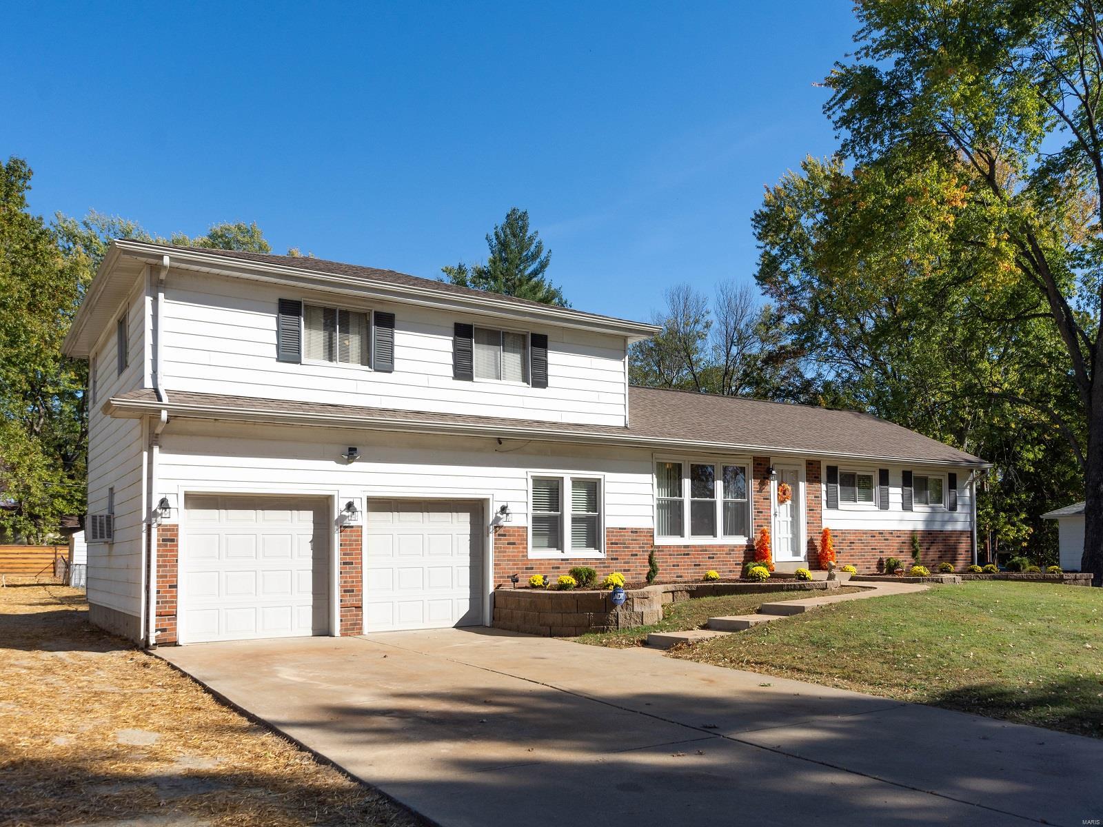 116 Applegate Lane Ballwin, MO 63011 - Photo 2 of 19 Gallery Image 2