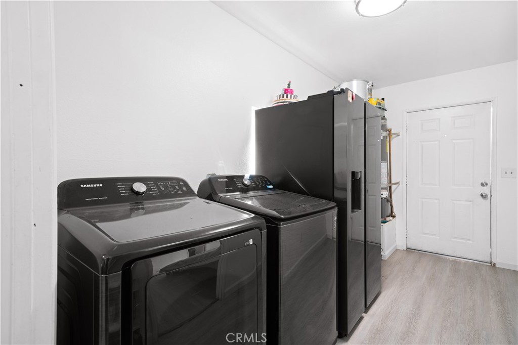 18859 6th Street Bloomington, CA 92316 - Photo 21 of 31 a utility room with dryer and washer