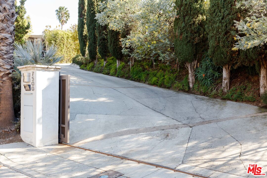 7500 Devista Drive Los Angeles, CA 90046 - Photo 36 of 41 a view of a backyard of the house