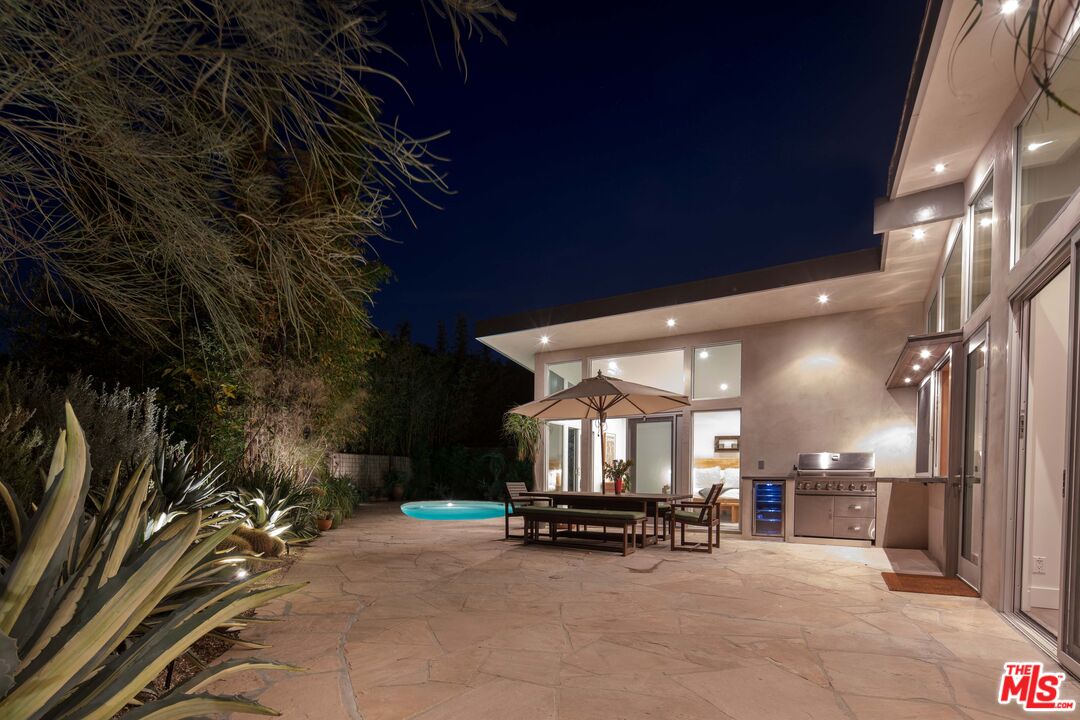 7500 Devista Drive Los Angeles, CA 90046 - Photo 38 of 41 a view of a chairs and tables in patio