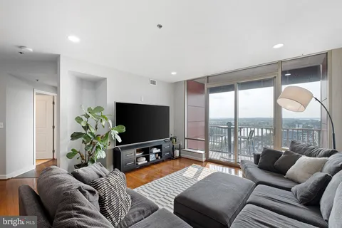 $245,000 | 105 Christina Landing Drive, Unit 1504, Wilmington, DE 19801