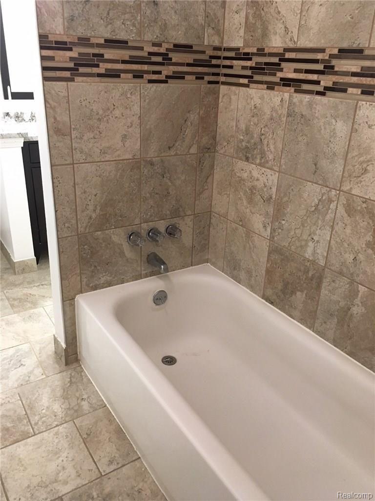 23680 Rockingham Street Southfield, MI 48033 - Photo 16 of 23 23680 Tub n floor Nice pict.JPG