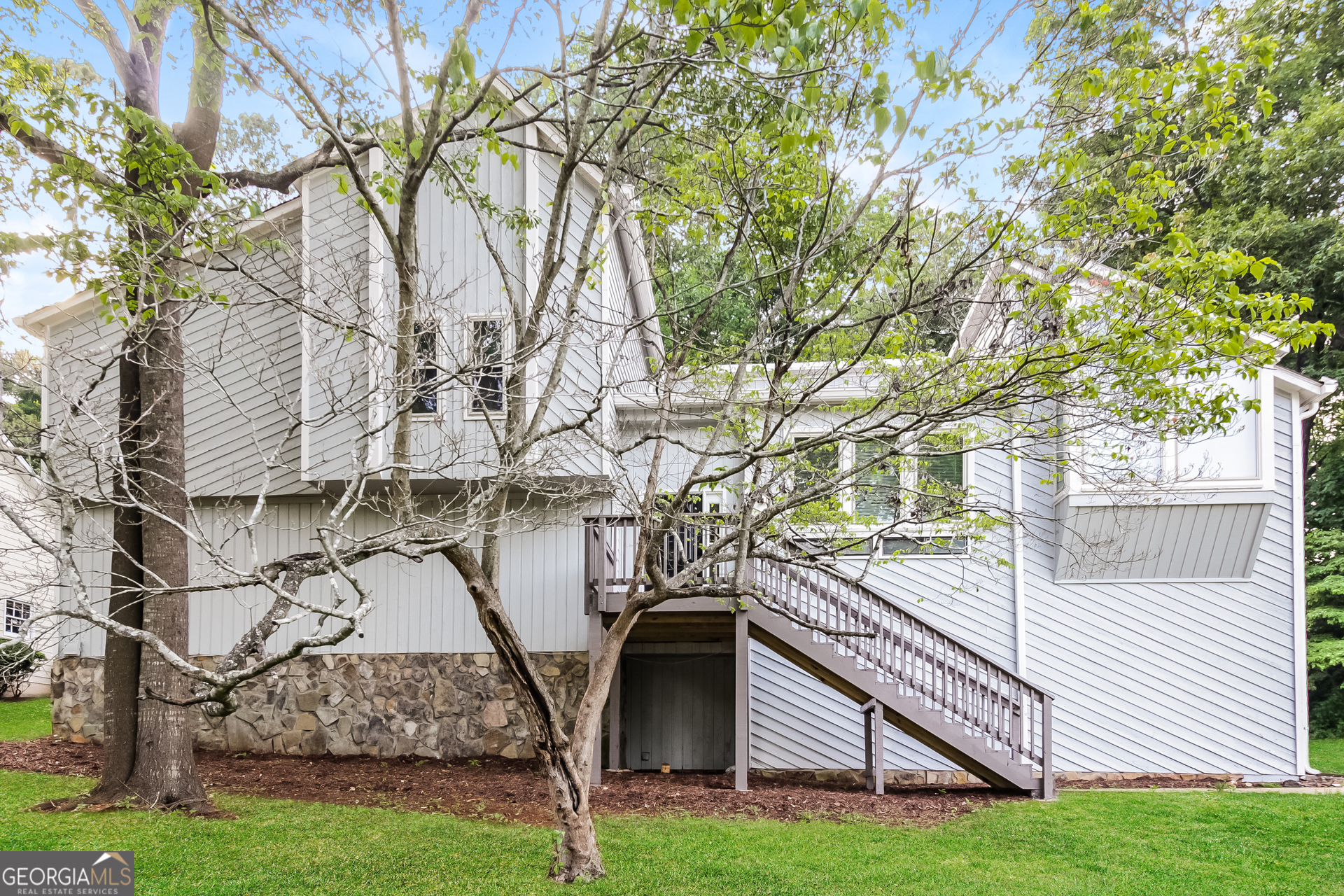 a view of a house with a yard