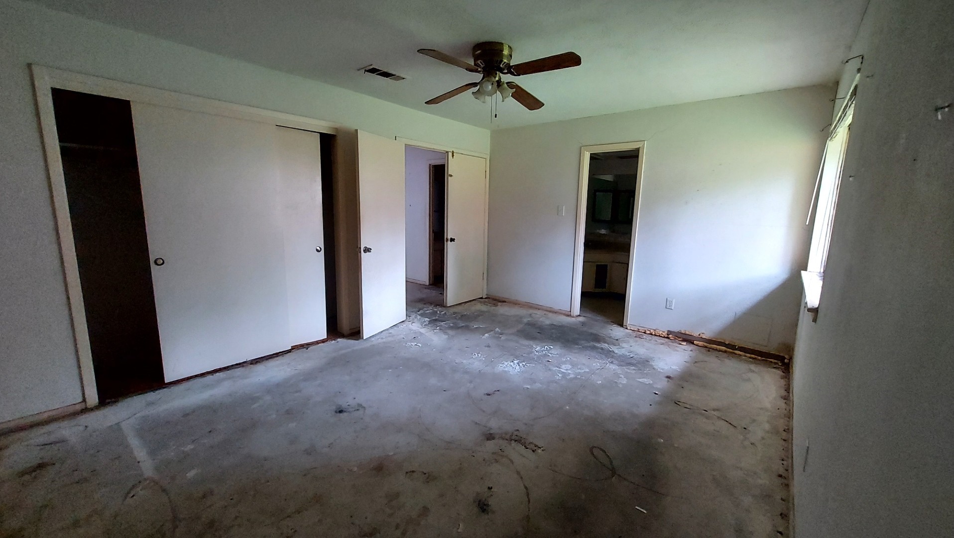 4411 Monteith Drive Spring, TX 77373 - Photo 13 of 15 a view of a livingroom with a ceiling fan and closet