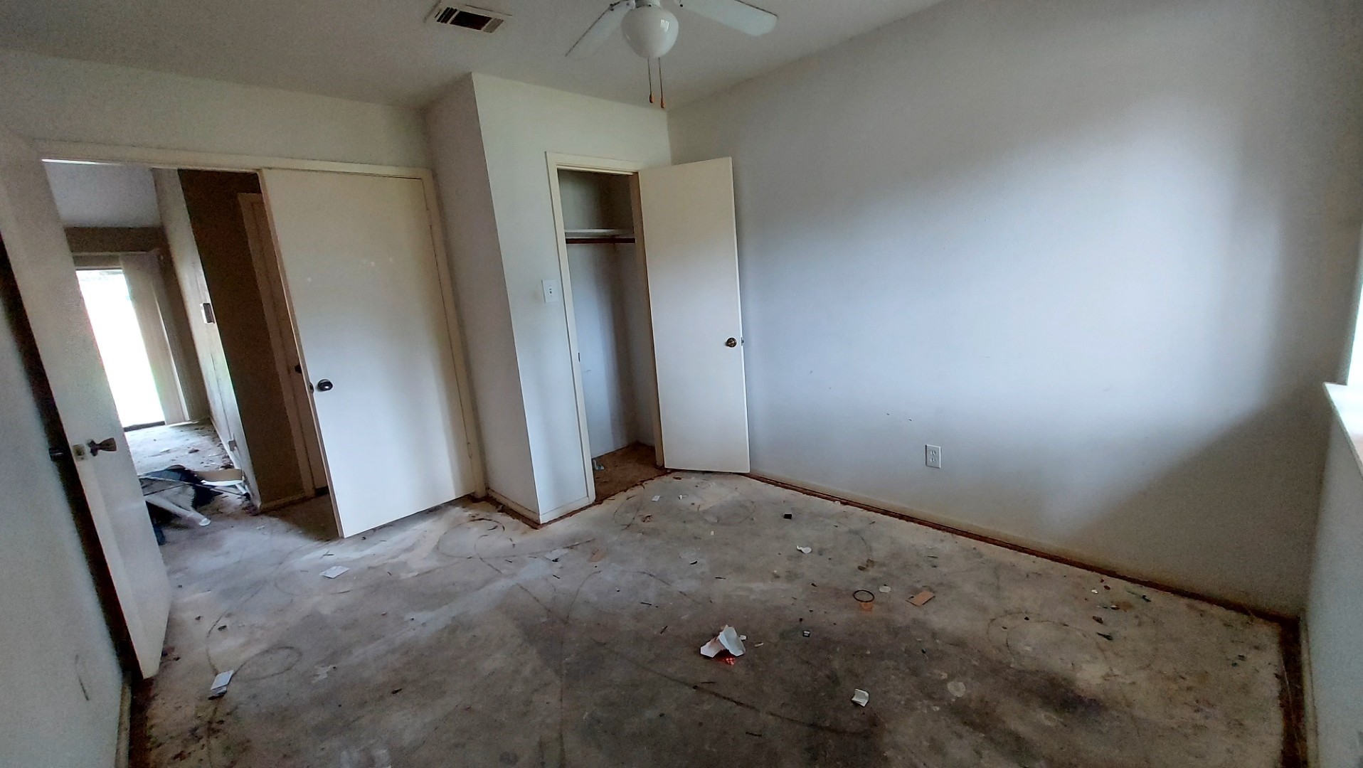 4411 Monteith Drive Spring, TX 77373 - Photo 8 of 15 an empty room with a mirror