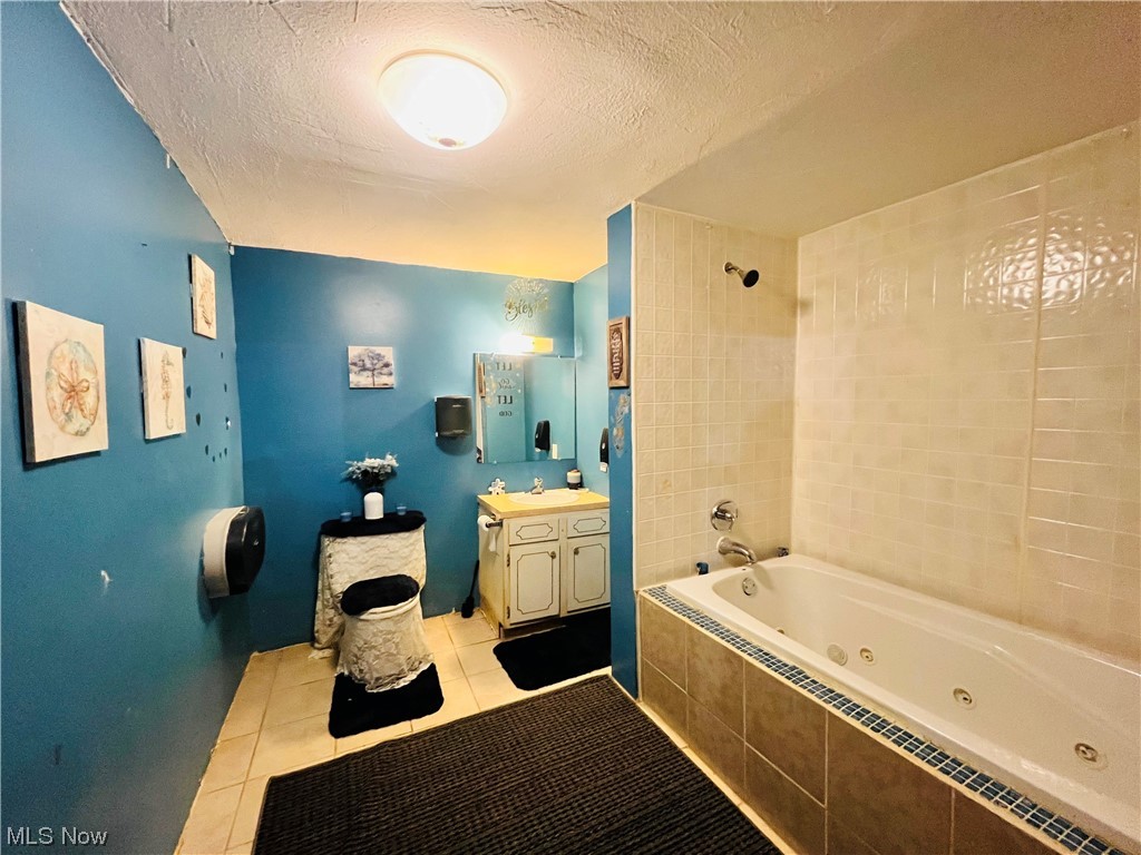 38932 Chestnut Ridge Road Elyria, OH 44035 - Photo 17 of 23 Full bathroom with jacuzzi tub