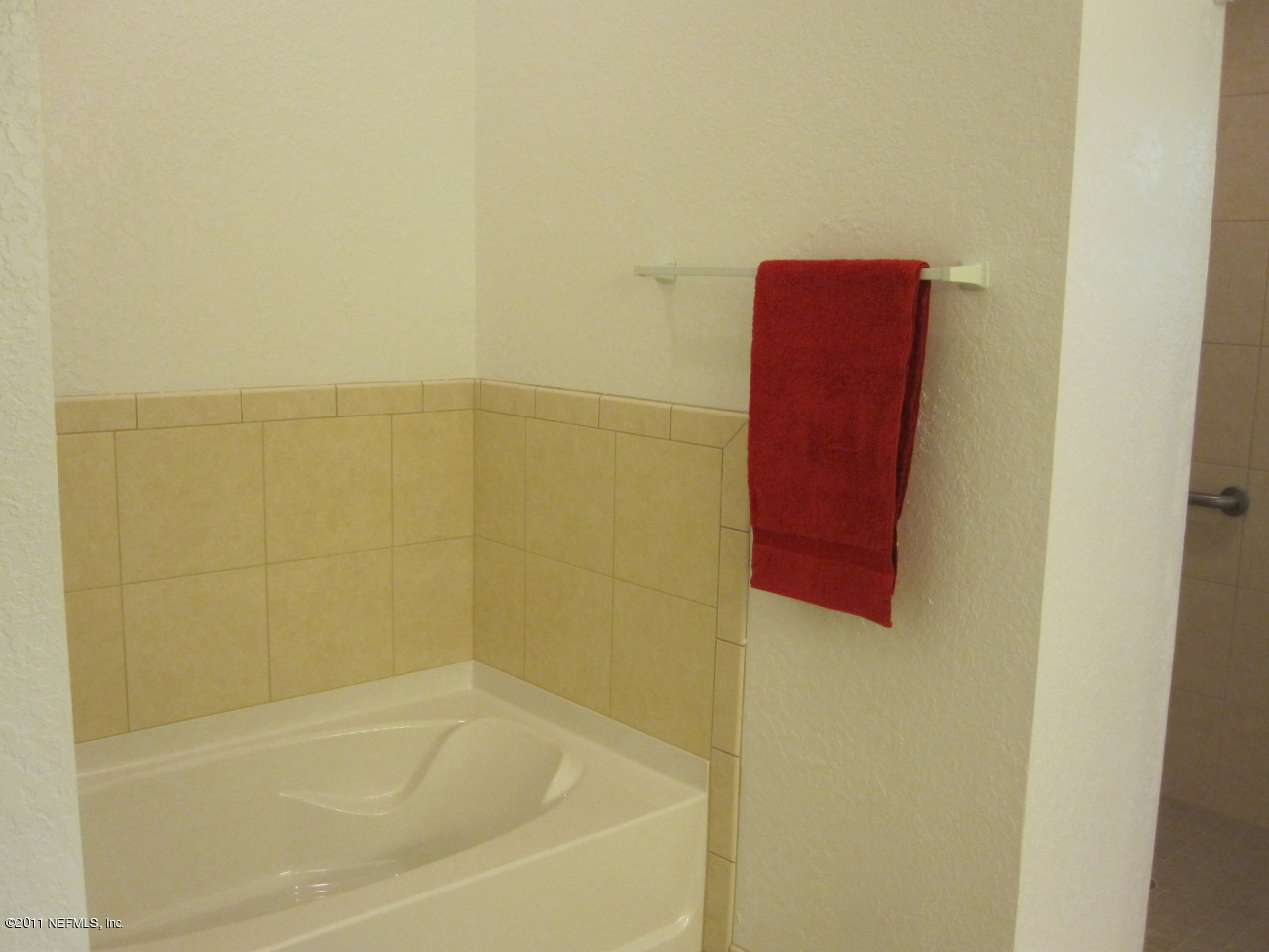 12589 Knotah Road Jacksonville, FL 32258 - Photo 6 of 25 a bathroom with a bathtub