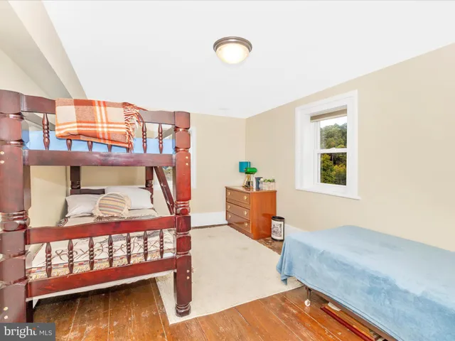 a view of a house with backyard and tree