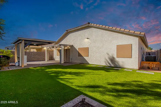 a view of an house with backyard