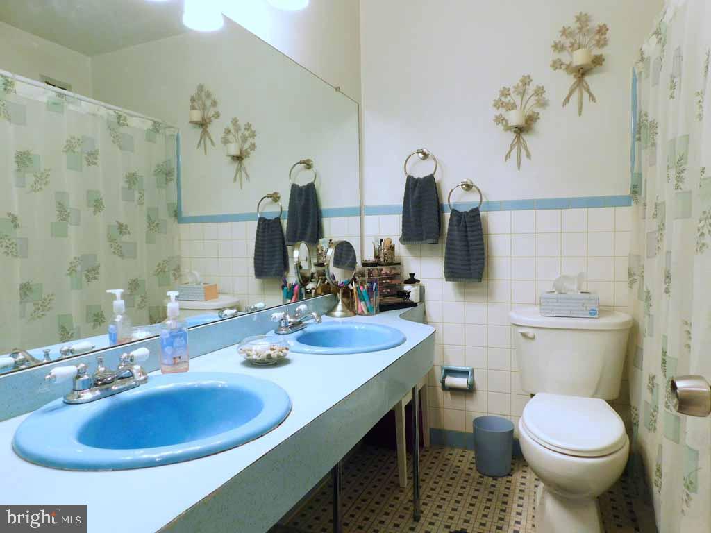 9727 Portis Road Philadelphia, PA 19115 - Photo 15 of 37