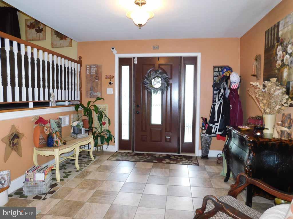 9727 Portis Road Philadelphia, PA 19115 - Photo 4 of 37