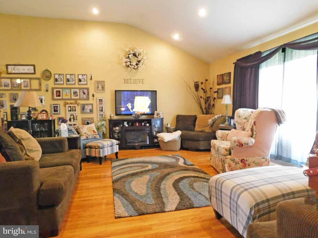 9727 Portis Road Philadelphia, PA 19115 - Photo 5 of 37