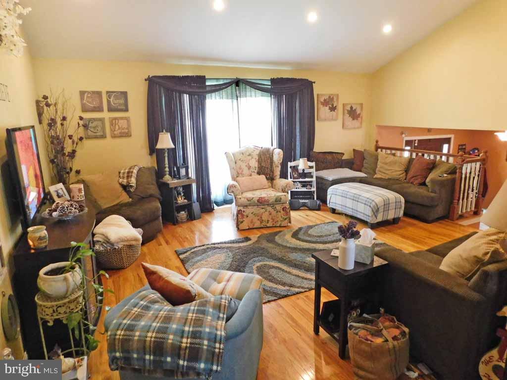 9727 Portis Road Philadelphia, PA 19115 - Photo 7 of 37