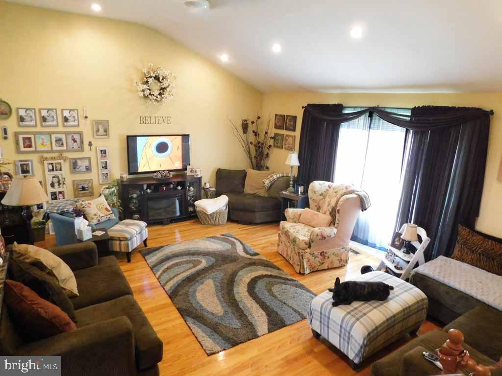 9727 Portis Road Philadelphia, PA 19115 - Photo 8 of 37