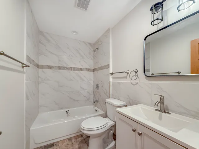 $2,300 | 6417 West Irving Park Road, Unit 2N, Chicago, IL 60634