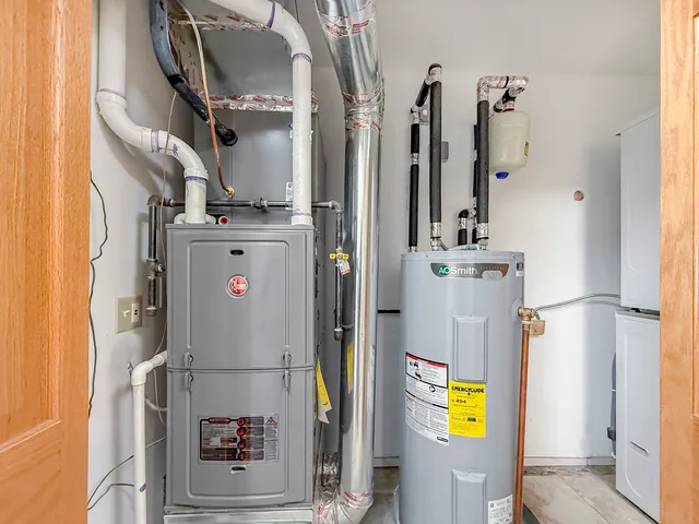 $2,300 | 6417 West Irving Park Road, Unit 2N, Chicago, IL 60634