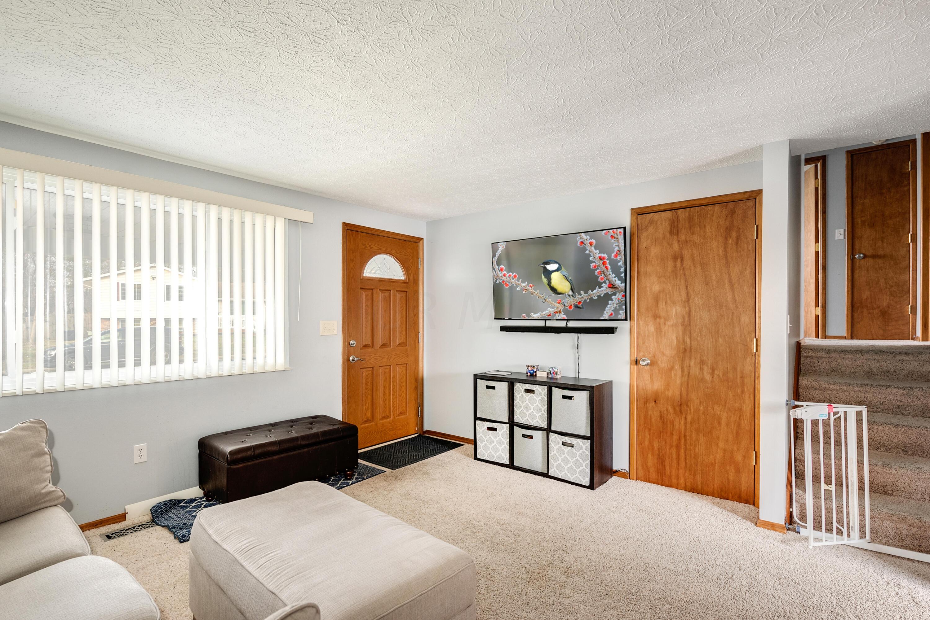 6413 Lexleigh Road Reynoldsburg, OH 43068 - Photo 15 of 40 Living Room