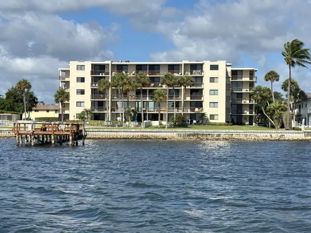 a view of front of house with a yard