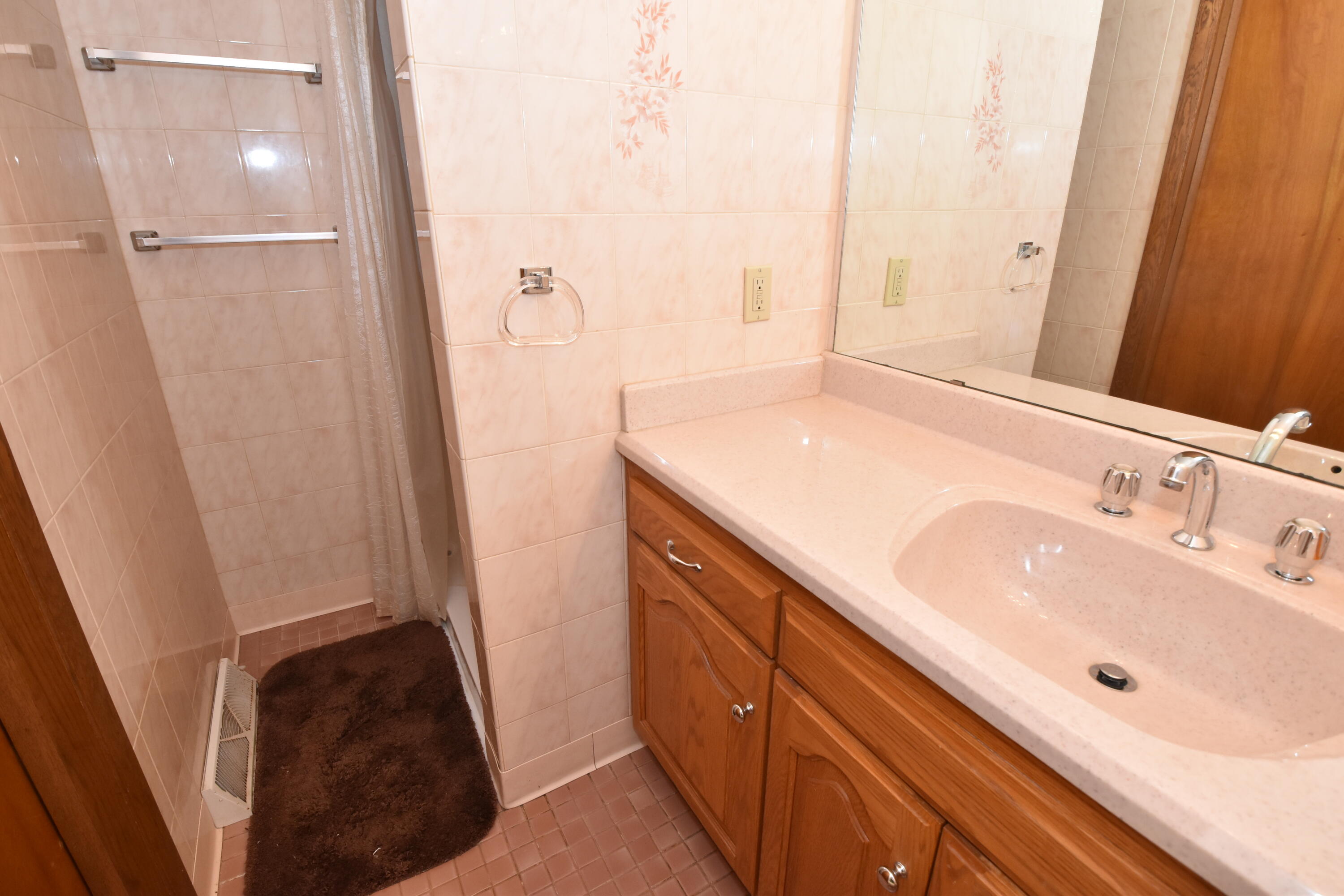 2205 Dwight Street Racine, WI 53403 - Photo 17 of 46 Bath
