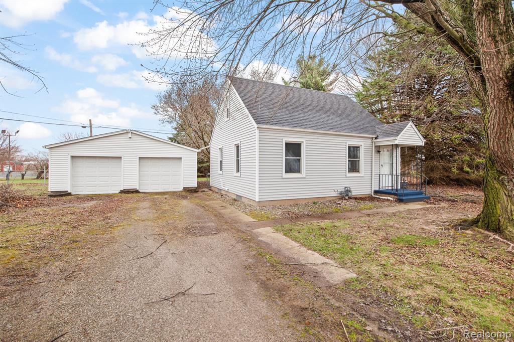 2048 Richards Street Adrian, MI 49221 - Photo 3 of 24