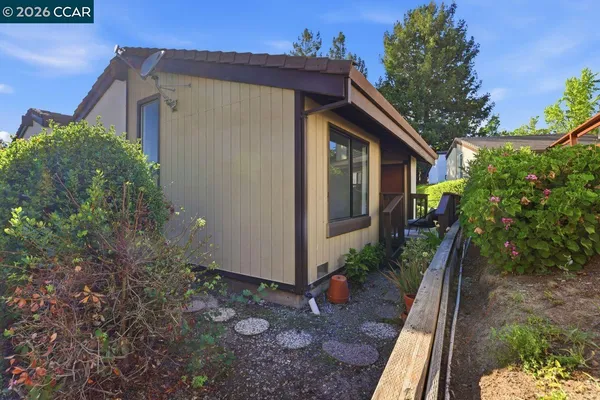 a view of a house with backyard and plants