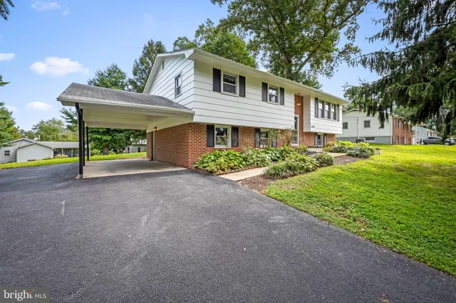 a view of a house with backyard and garden
