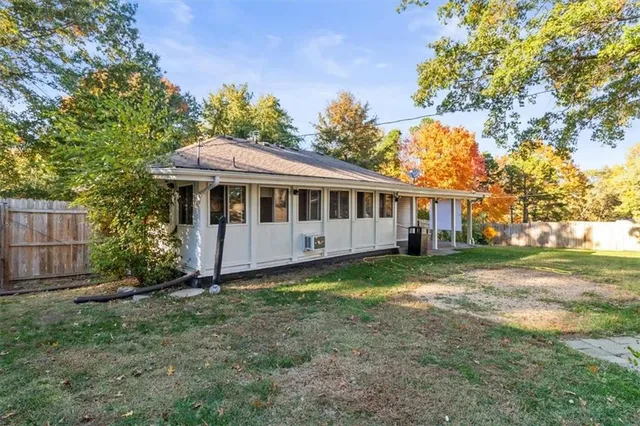 $277,900 | 207 North Paul Drive, Sibley, MO 64088