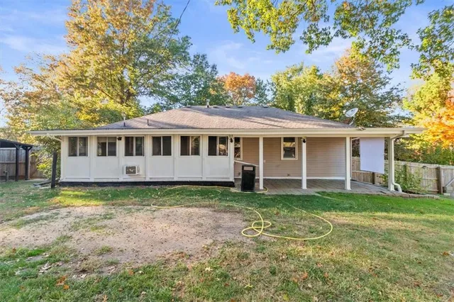 $277,900 | 207 North Paul Drive, Sibley, MO 64088